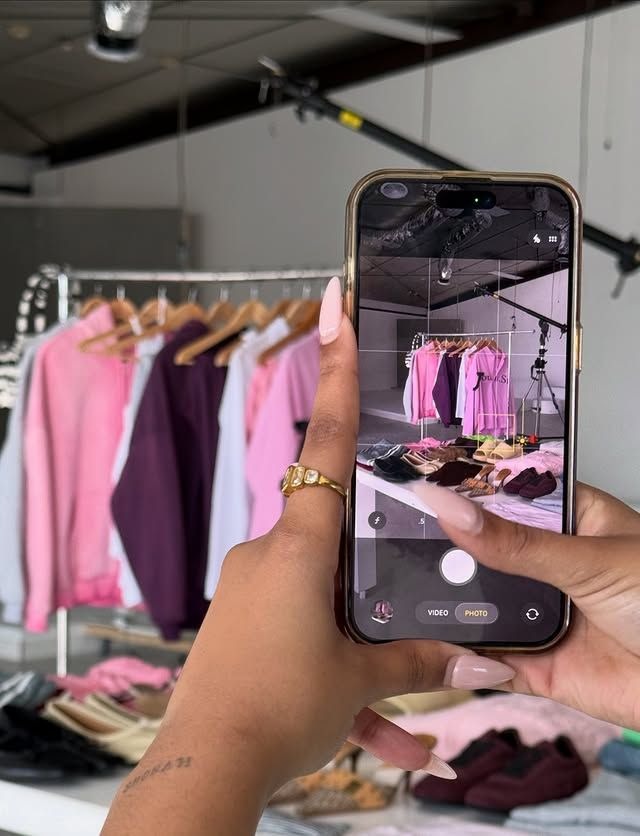 Mulher produzindo conteúdo para redes sociais