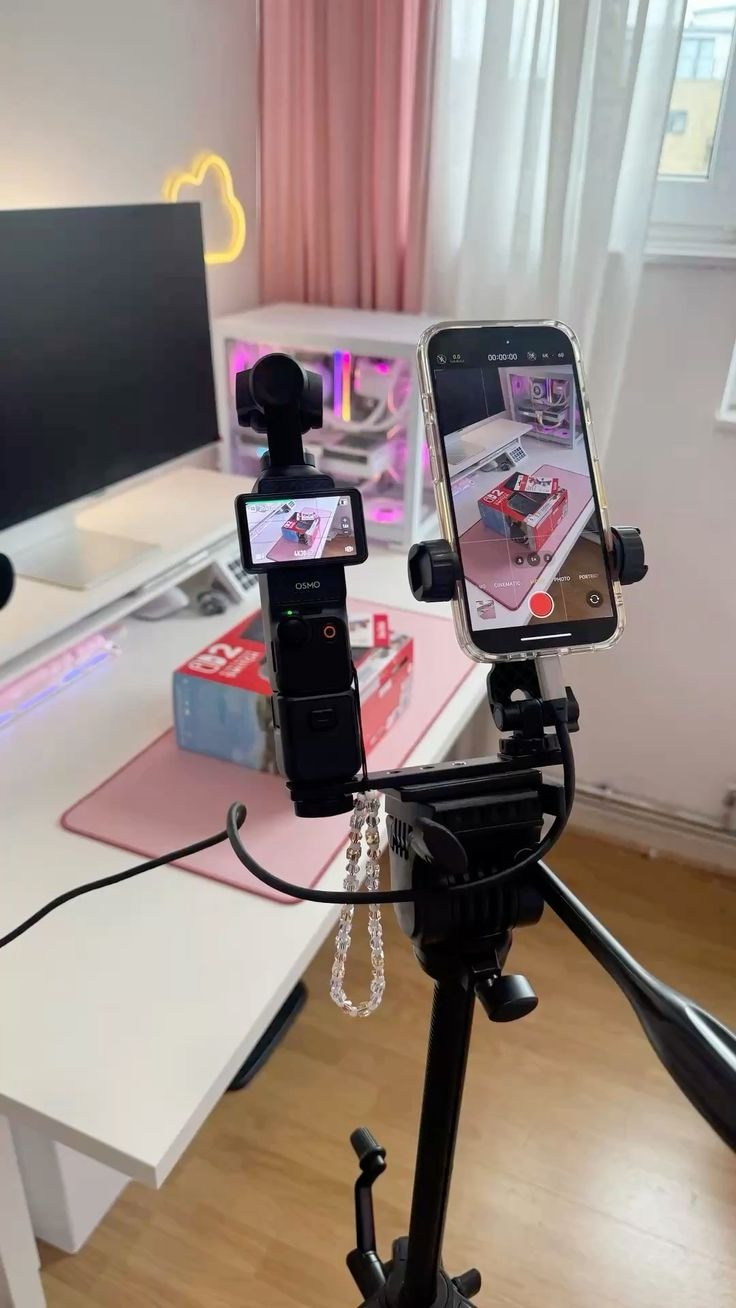 Mulher influenciadora segurando celular e tirando selfie